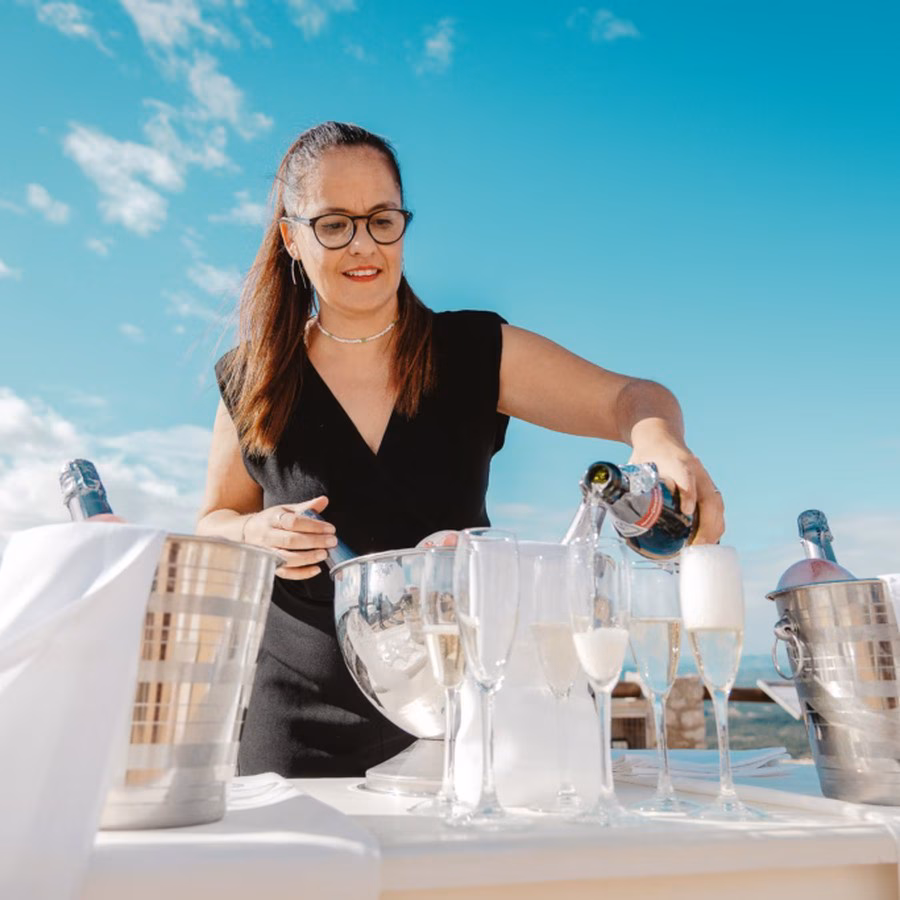 Detalle de bebidas frente al mar en una celebración de Tutti Pazzi