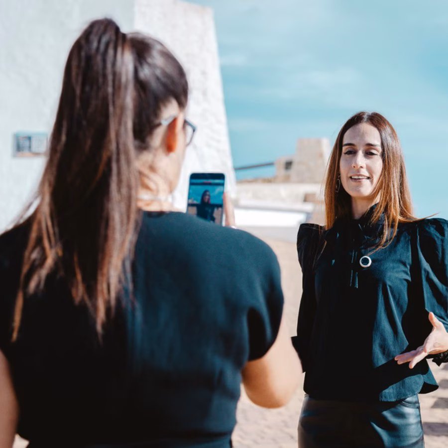 Laura y Cecilia trabajando durante un evento junto a la costa