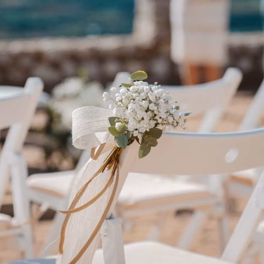 Silla de ceremonia decorada con un ramillete de flores